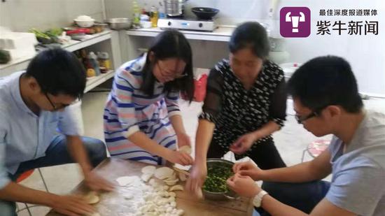 母親董振榮和孩子們一起包餃子