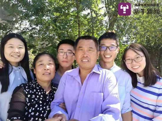 夫妻倆和劉燕（左一）劉相（右二）以及其朋友的合影